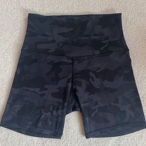 Lululemon align short camo sz 4 6 in inseam